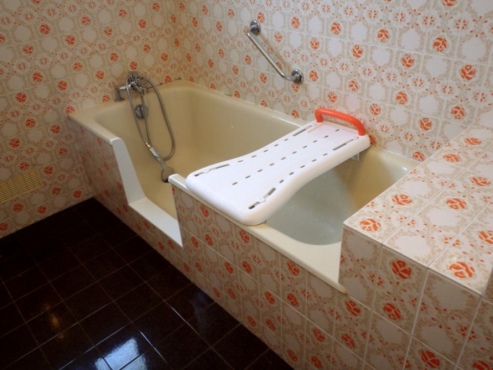 Accès baignoire senior + planche de bain