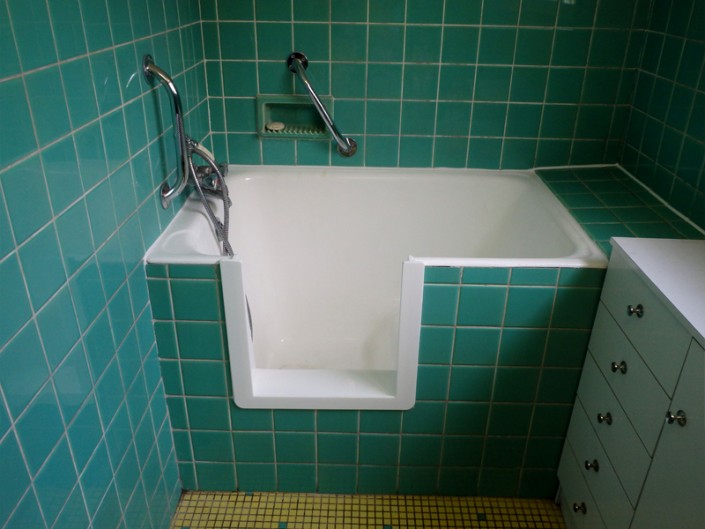 Accès baignoire senior Découpe de baignoire
