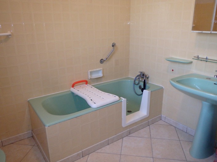 Accès baignoire senior Découpe de baignoire
